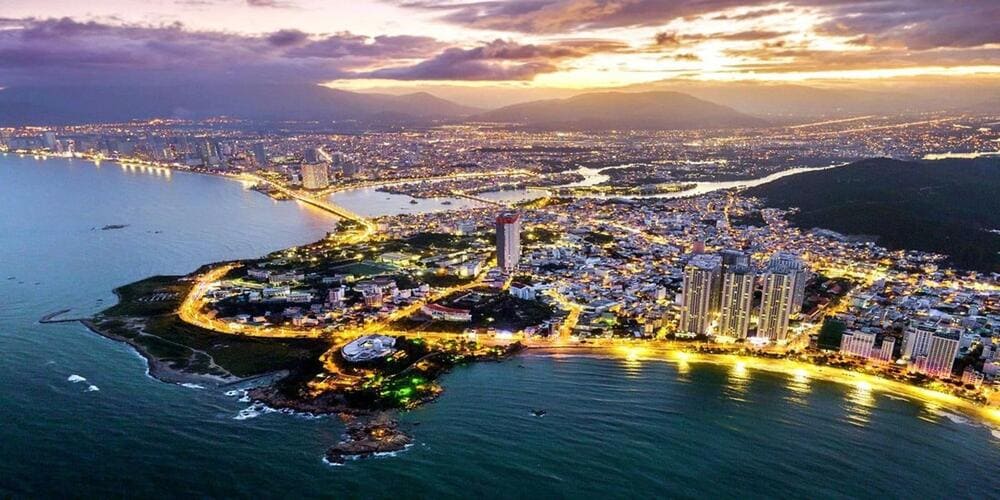 Vịnh Nha Trang với bãi biển trài dài đầy thơ mộng